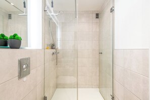 Dusche, Haartrockner, Handtücher