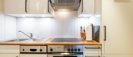 Kühlschrank, Mikrowelle, Ofen, Herdplatte