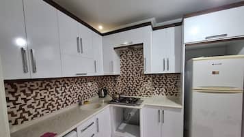 Habitación estándar, baño privado, vista a la ciudad | Cocina privada | Frigobar y periquera