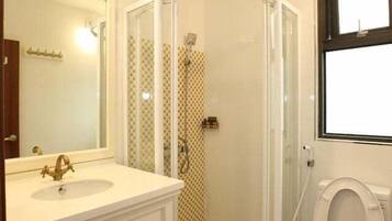 Shower, hair dryer, towels, shampoo