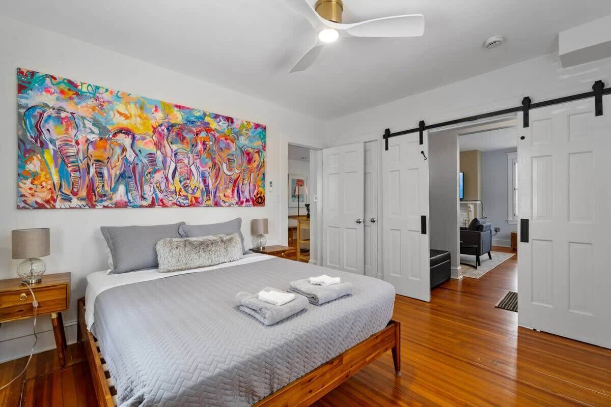 4 bedrooms, iron/ironing board, WiFi, bed sheets