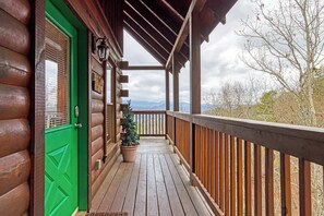 Property grounds - Lazy Bear Hideaway - Hot Tub - Movie Theater (Sevierville)