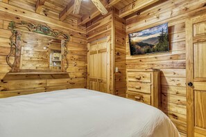 3 bedrooms, WiFi, bed sheets - Lazy Bear Hideaway - Hot Tub - Movie Theater (Sevierville)