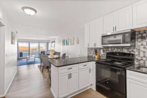 Frigorífic, microones, forn i placa de cuina 