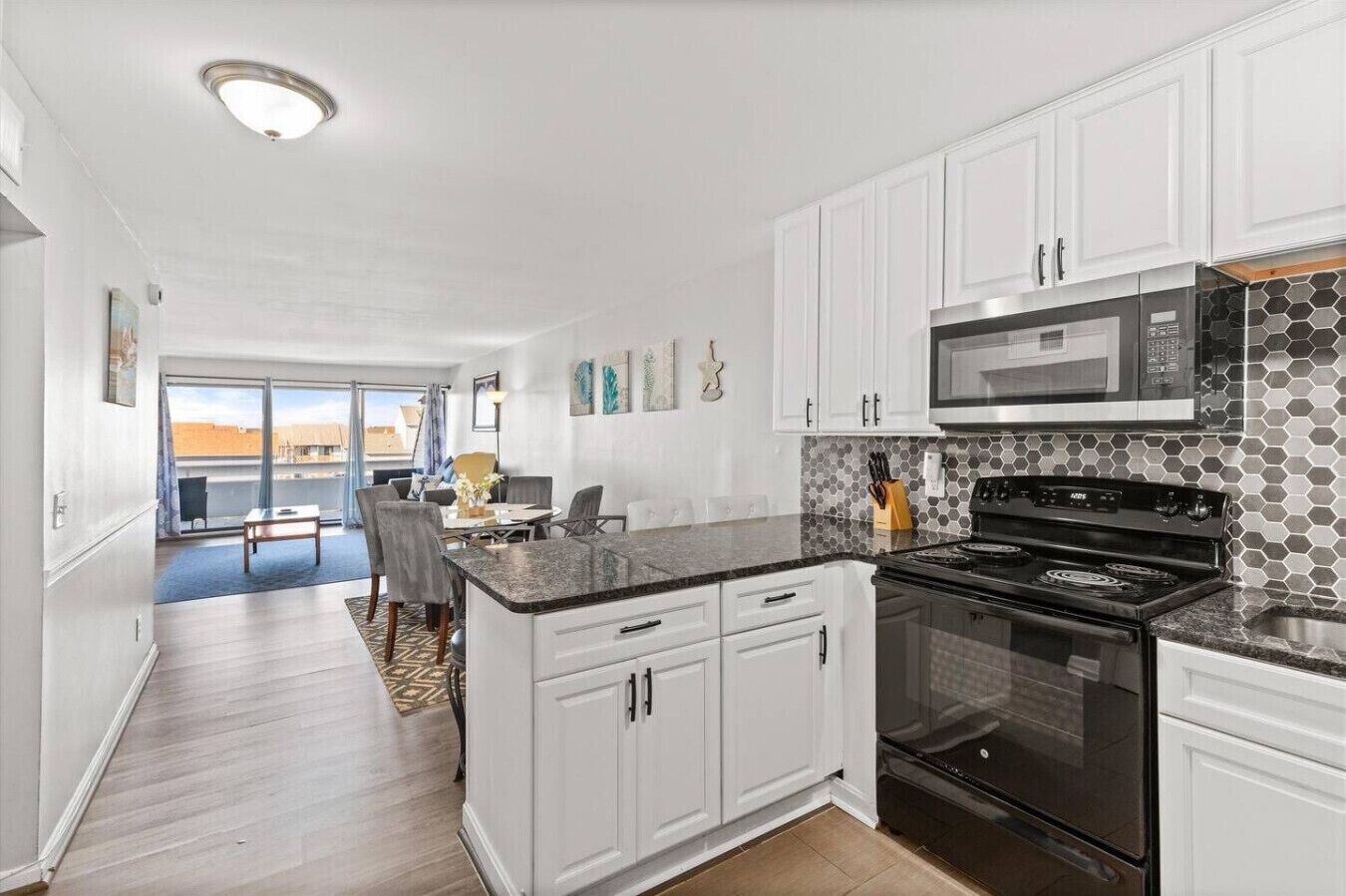 Kylskåp, mikrovågsugn, ugn och spishäll