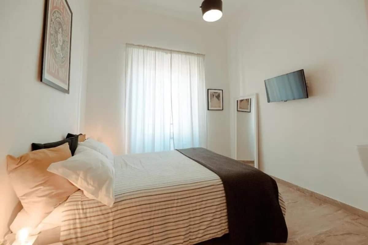 Quarto casal standard, vista para a cidade | Escrivaninha, espaço de trabalho para notebook, cortinas blackout
