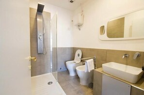 Superior-Doppelzimmer, Stadtblick | Badezimmer | Dusche, Haartrockner, Handtücher, Seife