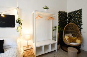 Bureau, espace de travail pour ordinateur portable, rideaux occultants