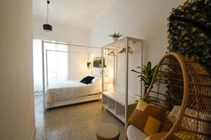 Habitación doble superior, vista a la ciudad | Escritorio, espacio para trabajar con laptop y cortinas blackout 