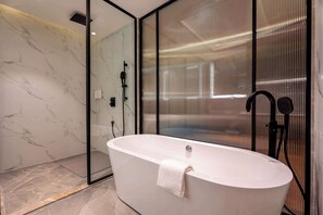 Suite estudio, bañera | Minibar, caja fuerte, cortinas opacas y sistema de insonorización