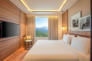 Premium Suite | Minibar, in-room safe, blackout drapes, soundproofing