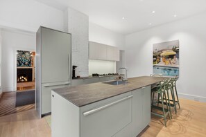 Fridge, microwave, oven, stovetop - West End Chic - Chef's Kitchen, Pool Table, W/D (Portland)