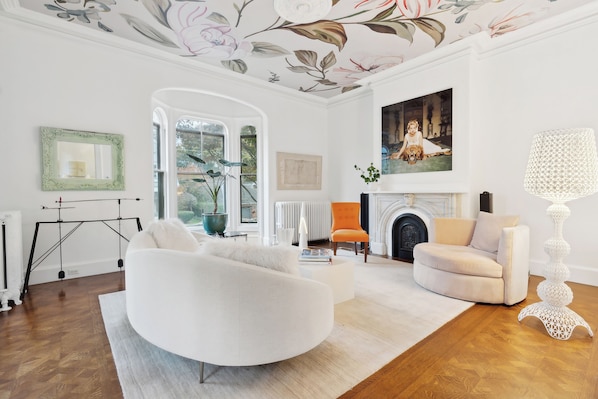 Smart TV, fireplace, books - West End Chic - Chef's Kitchen, Pool Table, W/D (Portland)