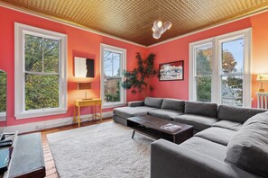 Smart TV, fireplace, books - West End Chic - Chef's Kitchen, Pool Table, W/D (Portland)