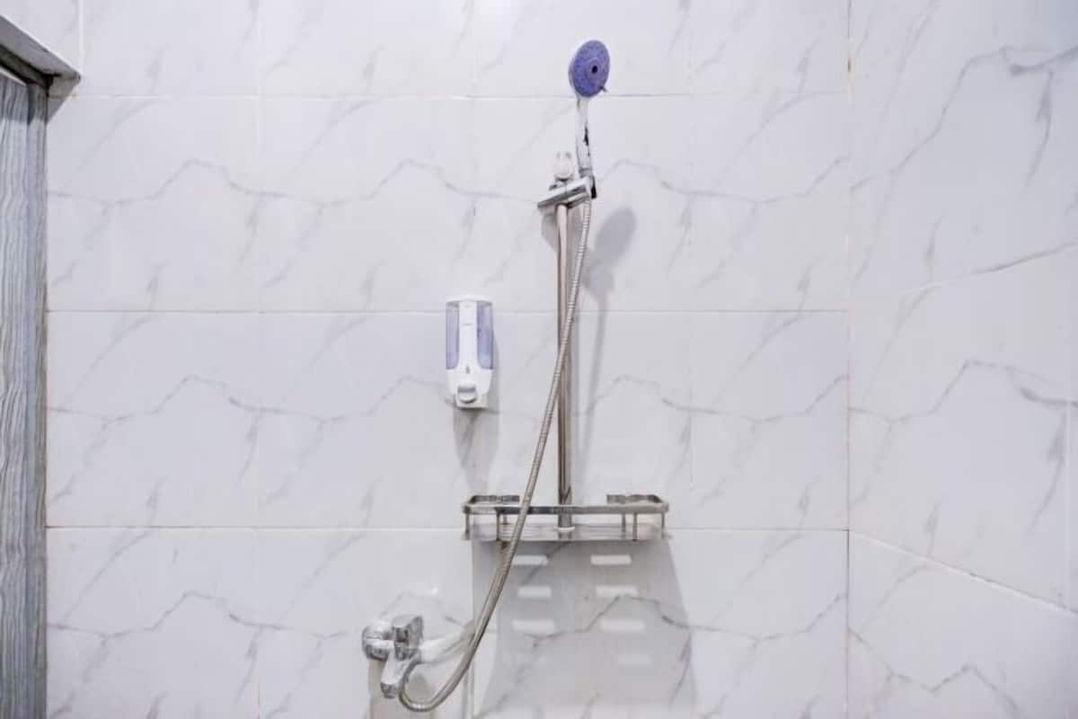 Douche, articles de toilette gratuits, serviettes fournies, savon