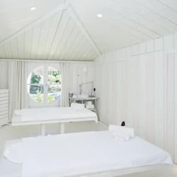Behandelingskamers voor koppels, een sauna, een bubbelbad