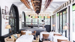 A restaurant with a long dining area, high ceilings, and large windows. - Ha(a)ïtza (La Teste-de-Buch)