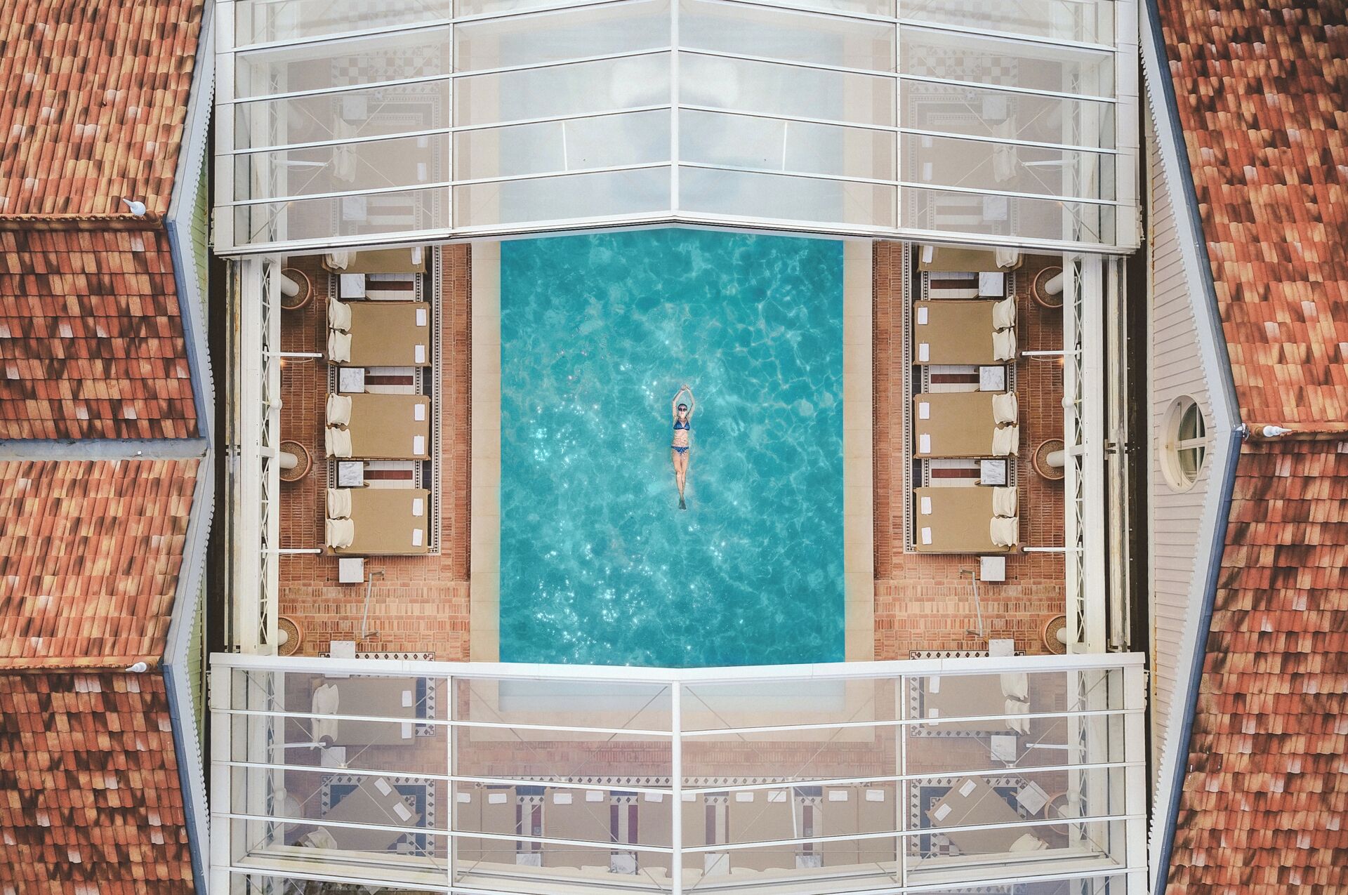 室内游泳池，日光浴躺椅