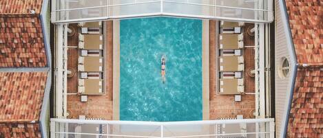 Een binnenzwembad en ligstoelen