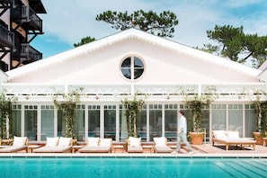 Indoor pool, pool loungers