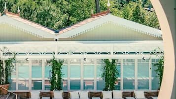 Una piscina techada, sillones reclinables de piscina