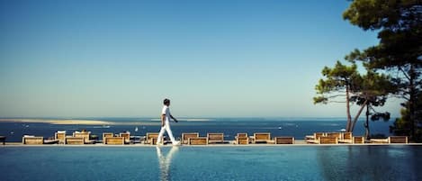 Piscine extérieure en saison