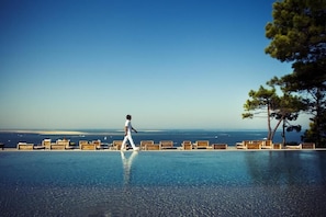 Una piscina al aire libre de temporada