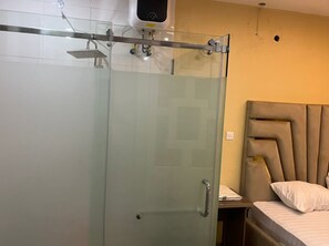 Toalhas de banho, sabonete, papel higiênico