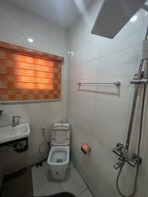 Toallas, jabón, papel de baño 