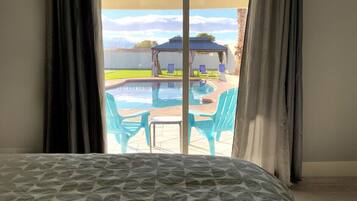 3 habitaciones, escritorio y tabla de planchar con plancha