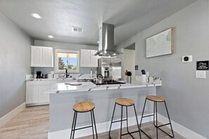 Microwave, oven, stovetop, dishwasher - Charming 3-bedroom house with WiFi and AC in vibrant Las Vegas (Las Vegas)