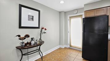 Peti sejuk/penyejuk beku saiz penuh, ketuhar gelombang mikro, ketuhar