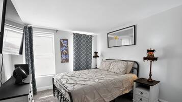 2 habitaciones, escritorio y espacio para trabajar con laptop