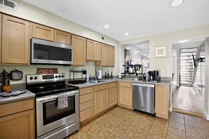 Täysikokoinen jääkaappi, mikroaaltouuni, uuni, astianpesukone