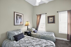 2 makuuhuonetta, työpöytä, kannettavalle tietokoneelle sopiva työtila