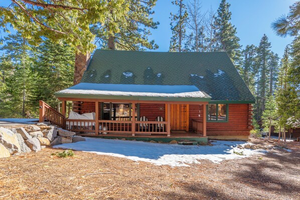 Nestled in the trees in a quiet neighborhood but walking distance to town and lake - Tahoe Timber Retreat - Rustic Charm & great location (Tahoe City)