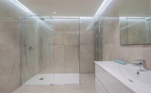 Haartrockner, Bidet, Handtücher, Seife