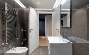 Een haardroger, een bidet, handdoeken, zeep