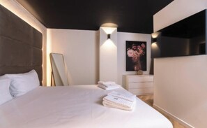 2 bedrooms, in-room safe, desk, iron/ironing board - Bright and Spacious Apartment Steps from Milan’s Iconic Landmarks
 (Milano)