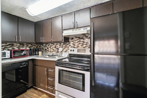 Réfrigérateur, four à micro-ondes, un four, surface de cuisson