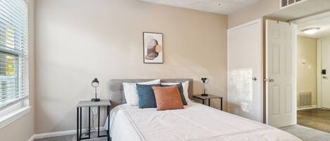 1 sovrum, skrivbord, strykjärn/strykbräda och resesäng