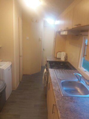Stuga | Eget kök | Kylskåp, ugn, spishäll och vattenkokare