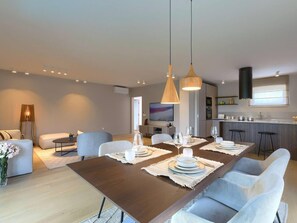 Maison, piscine privée | Coin séjour | Télévision à écran plat de 100 cm avec chaînes par satellite