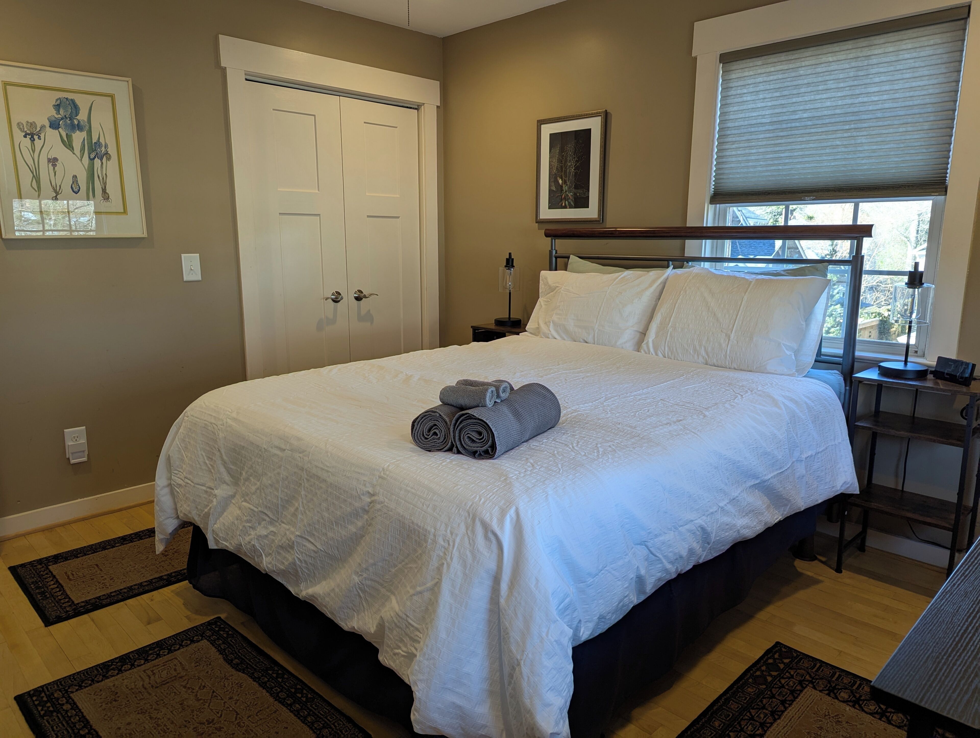 2 bedrooms, desk, iron/ironing board, travel crib