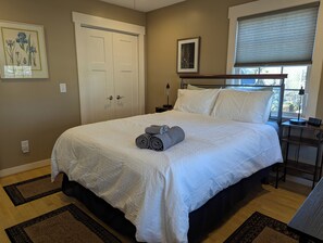 2 bedrooms, desk, iron/ironing board, travel crib