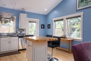 Interior - Back Alley Apartment, walk Downtown and Duke. (Durham)