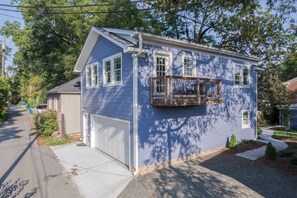 Exterior - Back Alley Apartment, walk Downtown and Duke. (Durham)