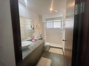 Condo, 2 phòng ngủ, sân hiên, quang cảnh vườn | Phòng tắm