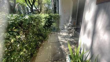 Kondominium, 2 kamar tidur, patio, pemandangan kebun | Tempat makan outdoor