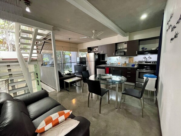 Kondominium, 2 kamar tidur, patio, pemandangan kebun | Ruang keluarga | Buku